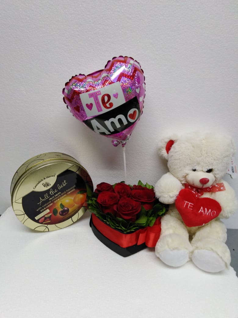 Caja corazn con 6 Rosas ms Peluche con corazn 30cm, Caramelos Mix 175 Grs y Globito 